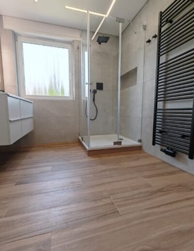 modernes Badezimmer