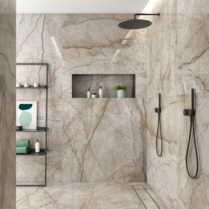 Impression eines modernen Badezimmers mit freistehender Badewanne